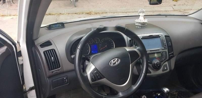 Hyundai i30   CW   2011 - Bán Hyundai i30 CW đời 2011, màu trắng, xe đã lăn được hơn 7 vạn