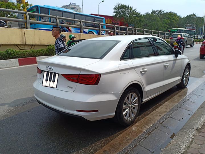 Audi A3 TFSi  2015 - Bán xe Audi A3 TFSi sản xuất 2015, màu trắng, xe nhập, giá chỉ 990 triệu