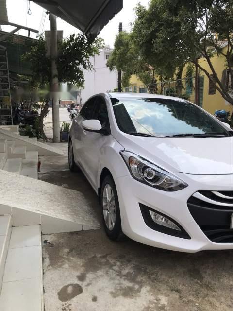 Hyundai i30   2014 - Bán Hyundai i30 sản xuất năm 2014, màu trắng, số tự động 