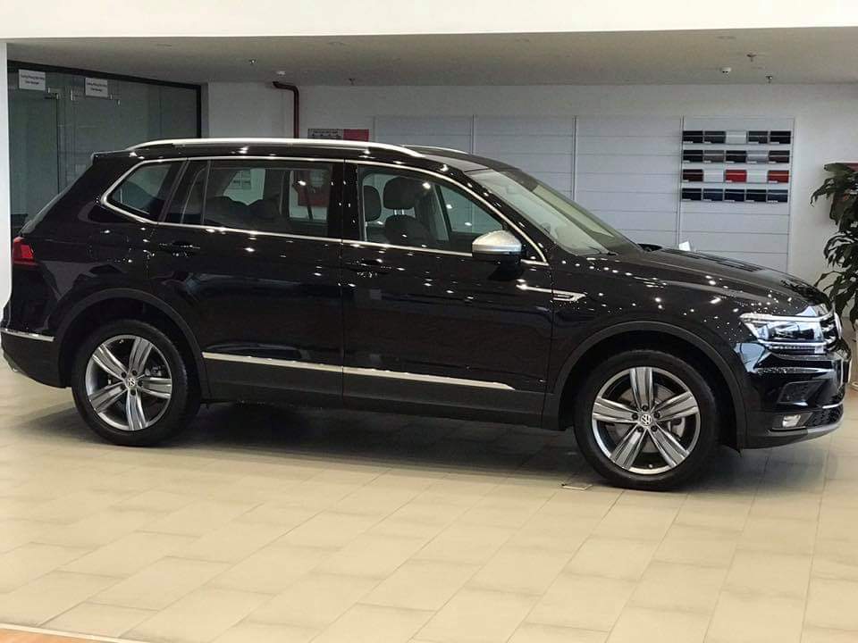 Volkswagen Tiguan 2019 - SUV Đức Volkswagen Tiguan rộng rãi, màu đen, có ngay, vay 90%, lãi 4.99%