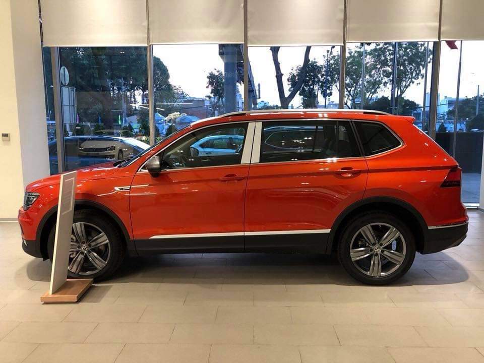 Volkswagen Tiguan    2019 - Bán Volkswagen Tiguan năm sản xuất 2019, màu cam, xe nhập, vay 90%