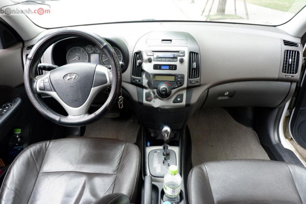 Hyundai i30 CW 1.6 AT 2011 - Bán xe Hyundai I30 CW sx 2011 nhập khẩu nguyên chiếc từ Hàn Quốc, màu trắng, nội thất nâu sang trọng