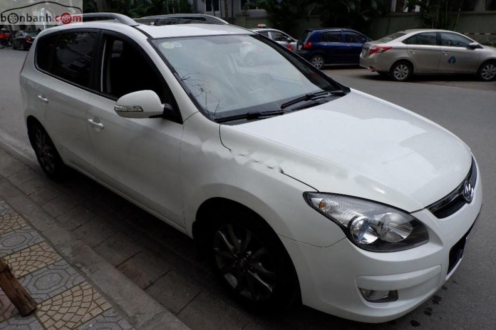 Hyundai i30 CW 1.6 AT 2011 - Bán xe Hyundai I30 CW sx 2011 nhập khẩu nguyên chiếc từ Hàn Quốc, màu trắng, nội thất nâu sang trọng