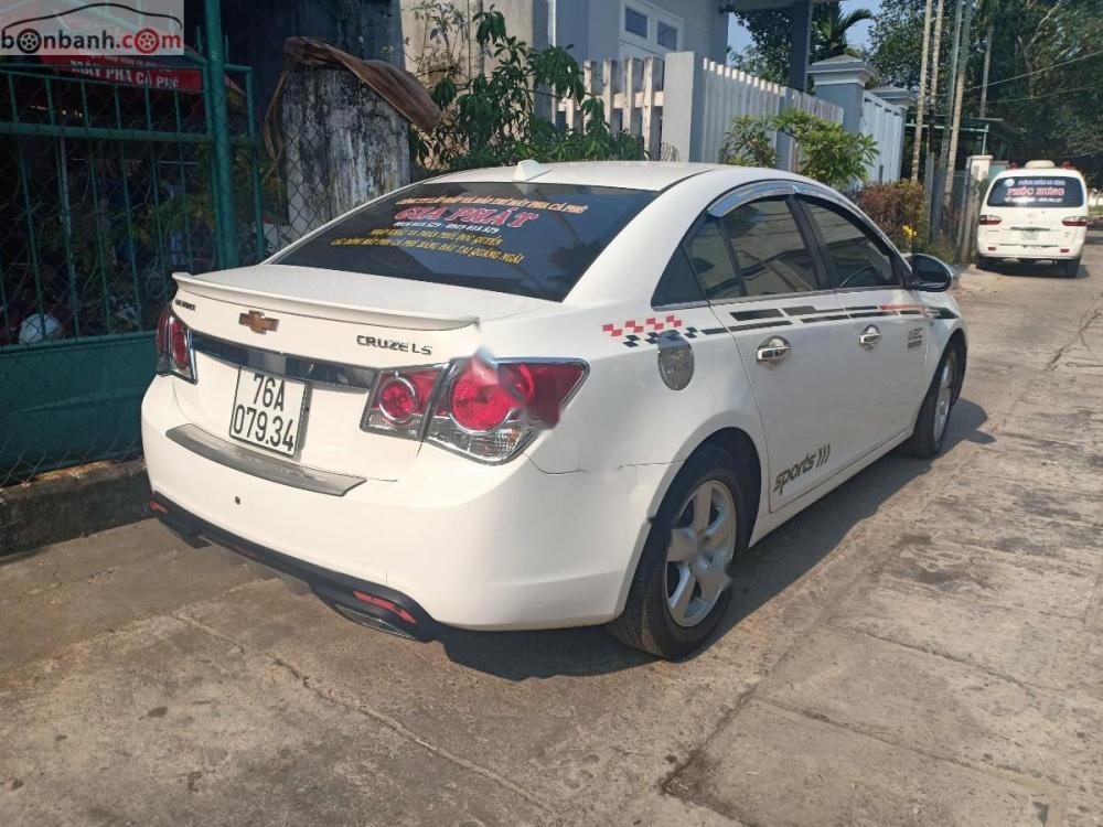 Chevrolet Cruze LT 2011 - Bán xe Chevrolet Cruze LT đời 2011, màu trắng như mới, giá 320tr