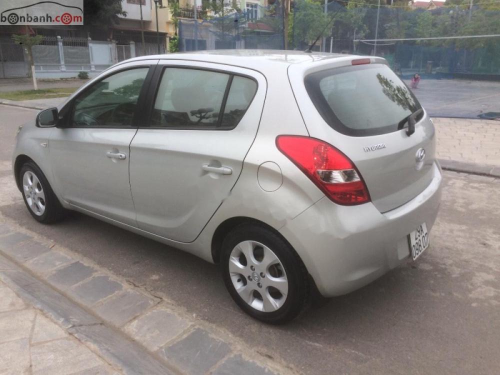 Hyundai i20 2010 - Cần bán gấp Hyundai i20 2010, màu bạc, xe nhập