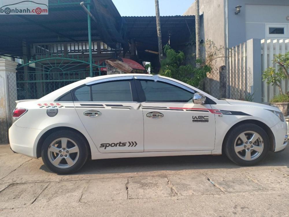 Chevrolet Cruze LT 2011 - Bán xe Chevrolet Cruze LT đời 2011, màu trắng như mới, giá 320tr