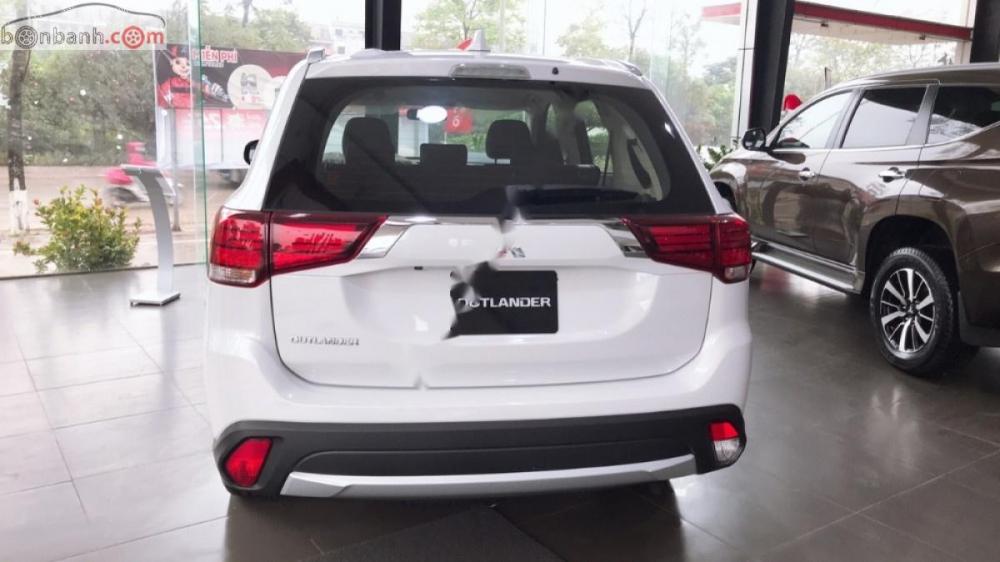 Mitsubishi Outlander 2.0 CVT 2018 - Cần bán xe Mitsubishi Outlander 2.0 CVT năm sản xuất 2018, màu trắng