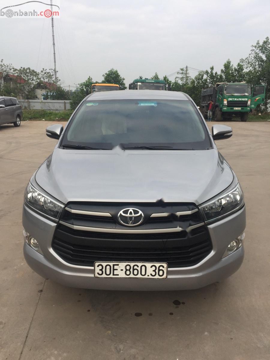 Toyota Innova 2.0E 2017 - Bán Toyota Innova 2.0E đời 2017, màu bạc chính chủ