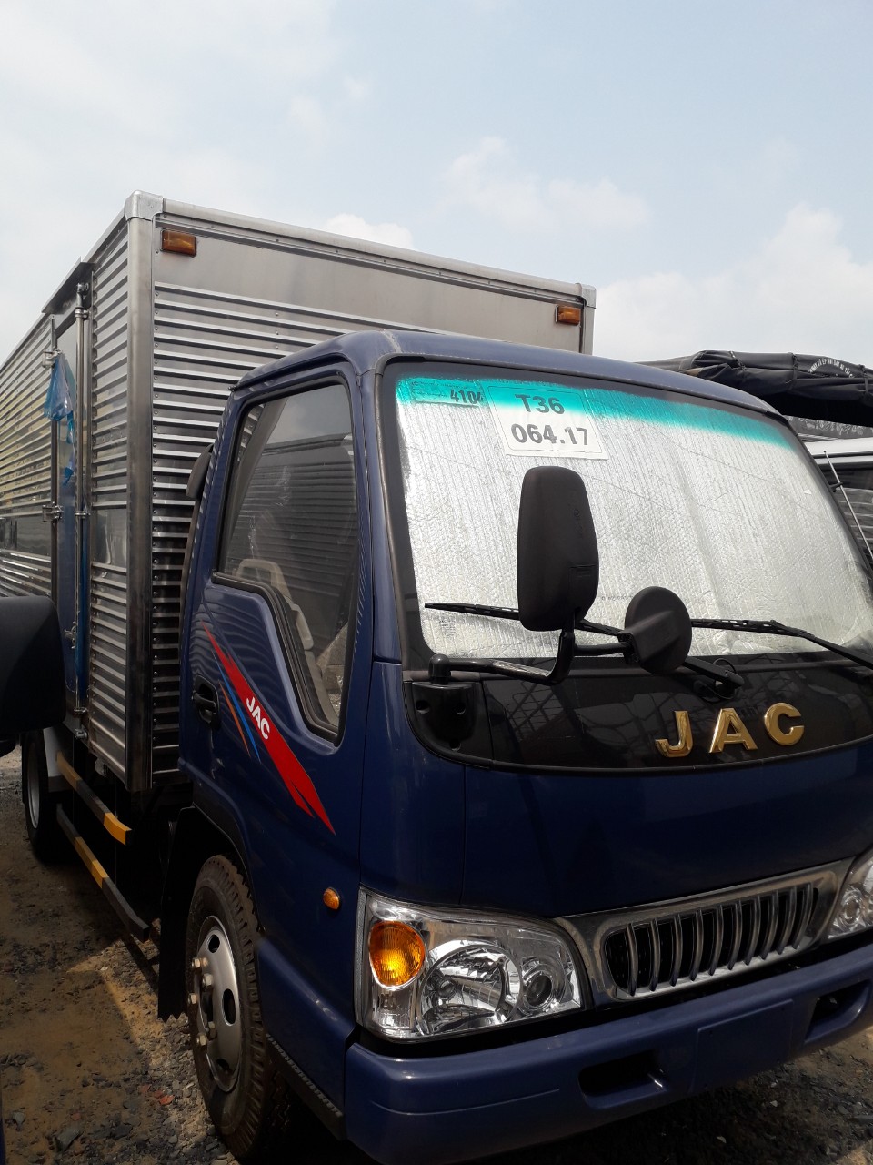 2018 - Xe tải Jac 2T4 thùng kín tiêu chuẩn Euro4 giá ưu đãi