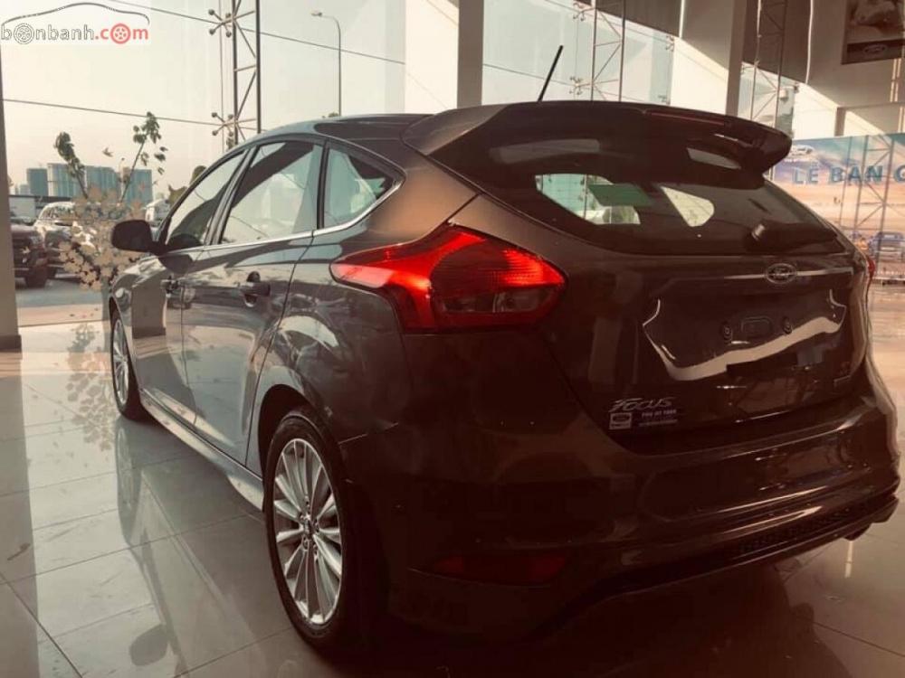 Ford Focus 2018 - Bán xe Ford Focus sản xuất 2018, màu nâu, 715tr