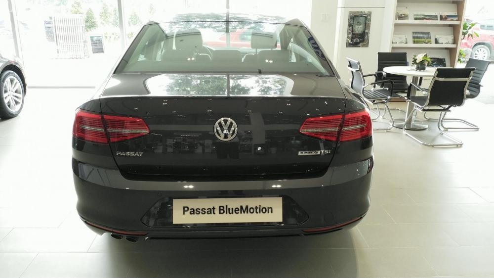 Volkswagen Passat  Bluemotion 2018 - Bán xe Volkswagen Passat Bluemotion, xe Đức nhập khẩu chính hãng, hỗ trợ vay, trả trước chỉ 400 triệu. LH: 0933 365 188