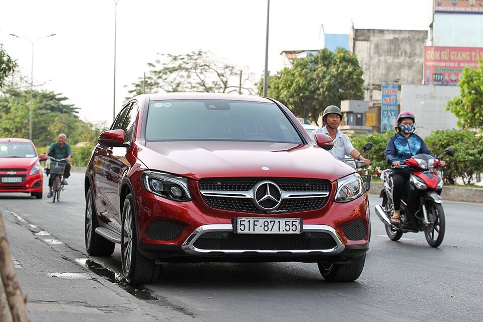 Mercedes-Benz GLC-Class GLC300 Coupe 2017 - Bán GLC 300 Coupe sản xuất 2017, xe đi 22.000km còn mới, cam kết bao kiểm tra tại hãng