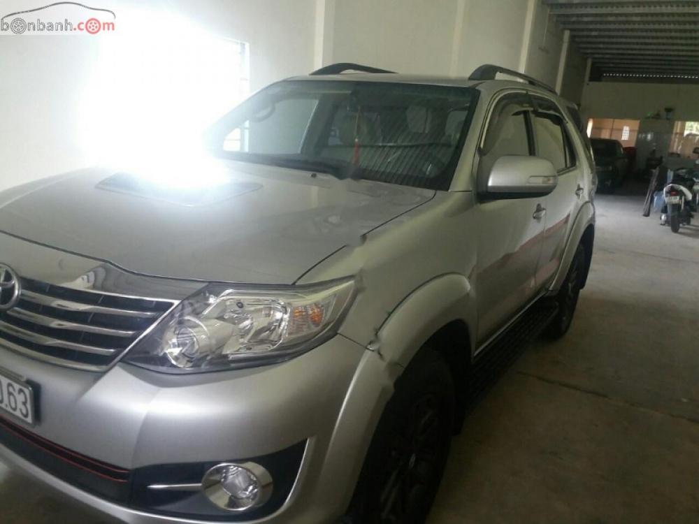 Toyota Fortuner G 2015 - Bán Toyota Fortuner G sản xuất năm 2015, màu bạc xe gia đình