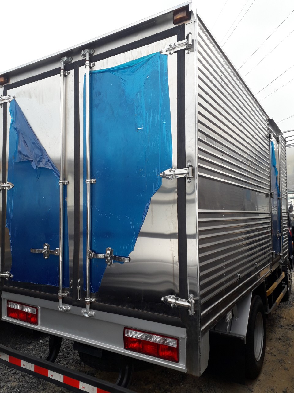 Xe tải 1,5 tấn - dưới 2,5 tấn 2018 - Bán xe tải JAC 2T4 thùng kín tiêu chuẩn Euro4 giá rẻ