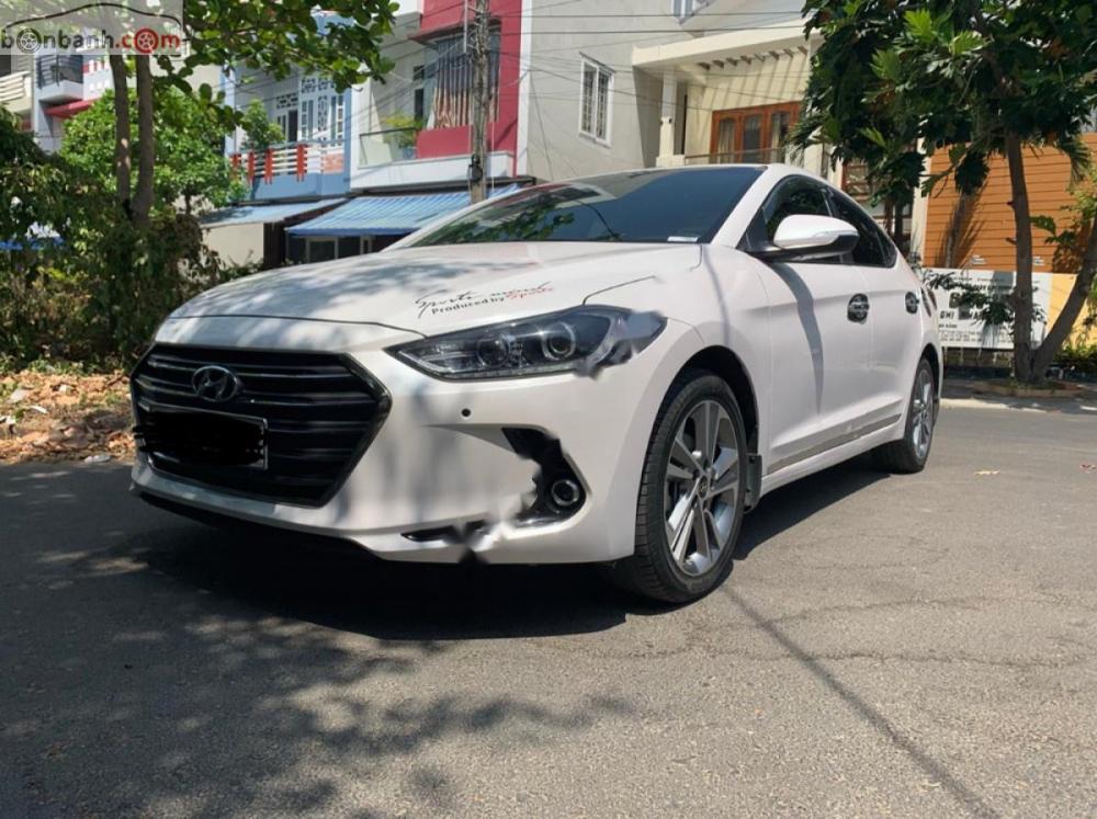 Hyundai Elantra 2.0AT 2018 - Cần bán lại xe Hyundai Elantra 2.0AT sản xuất 2018, màu trắng, 655 triệu