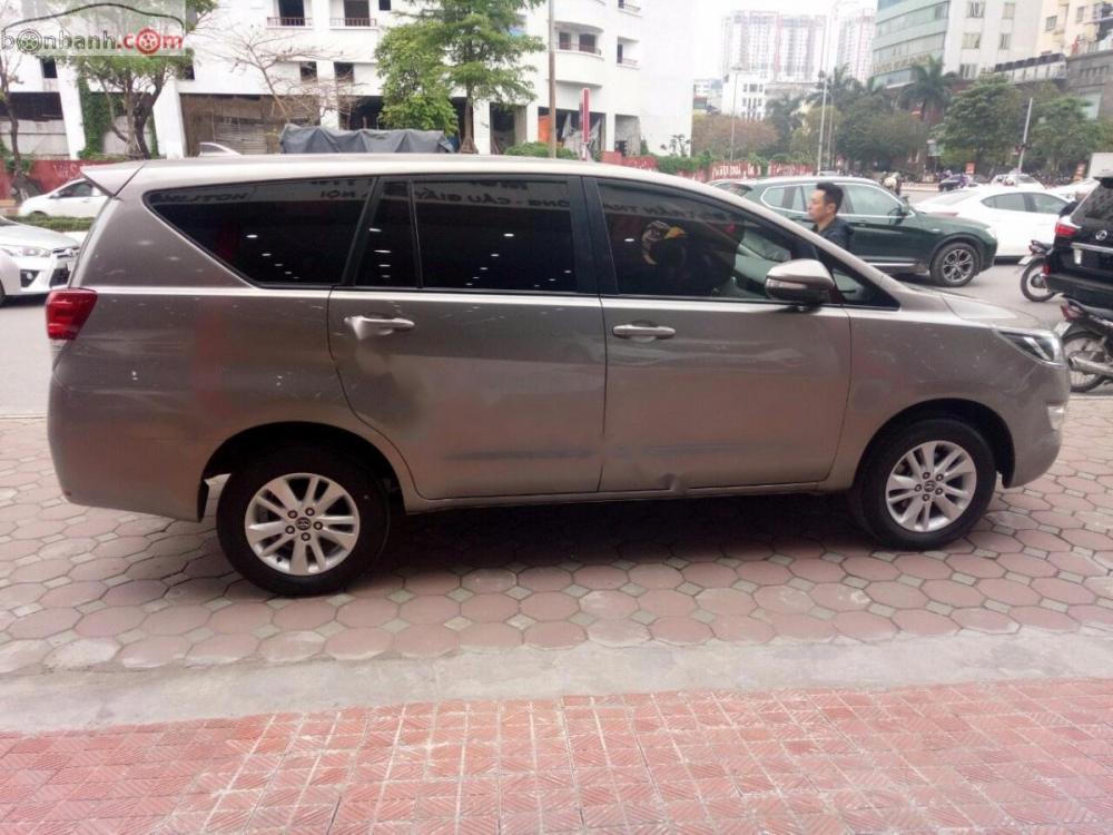 Toyota Innova MT 2016 - Bán Innova MT 2016 màu ghi, xe đi rất giữ gìn, tất cả còn nguyên bản