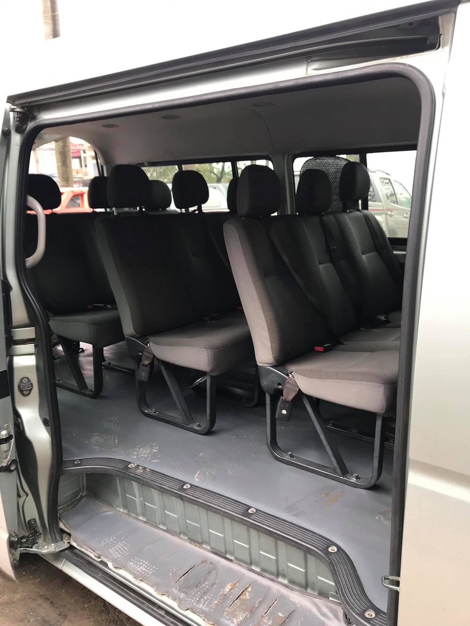 Toyota Hiace 2011 - Bán toyota Hiace đời 2011 máy dầu 16 chỗ, xe 1 chủ công ty từ đầu, máy nguyên