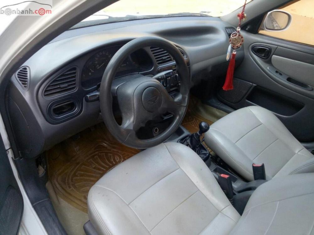 Daewoo Lanos SX 2004 - Gia đình cần bán Daewoo Lanos SX đời 2004, màu trắng, giá 72tr