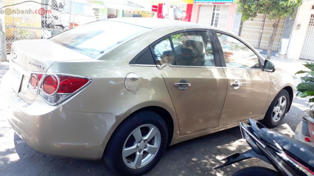 Chevrolet Cruze 2010 - Bán ô tô Chevrolet Cruze năm 2010, màu vàng, xe bao đẹp