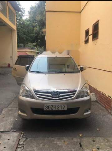 Toyota Innova 2010 - Bán Toyota Innova đời 2010, màu vàng đã đi 10.000km