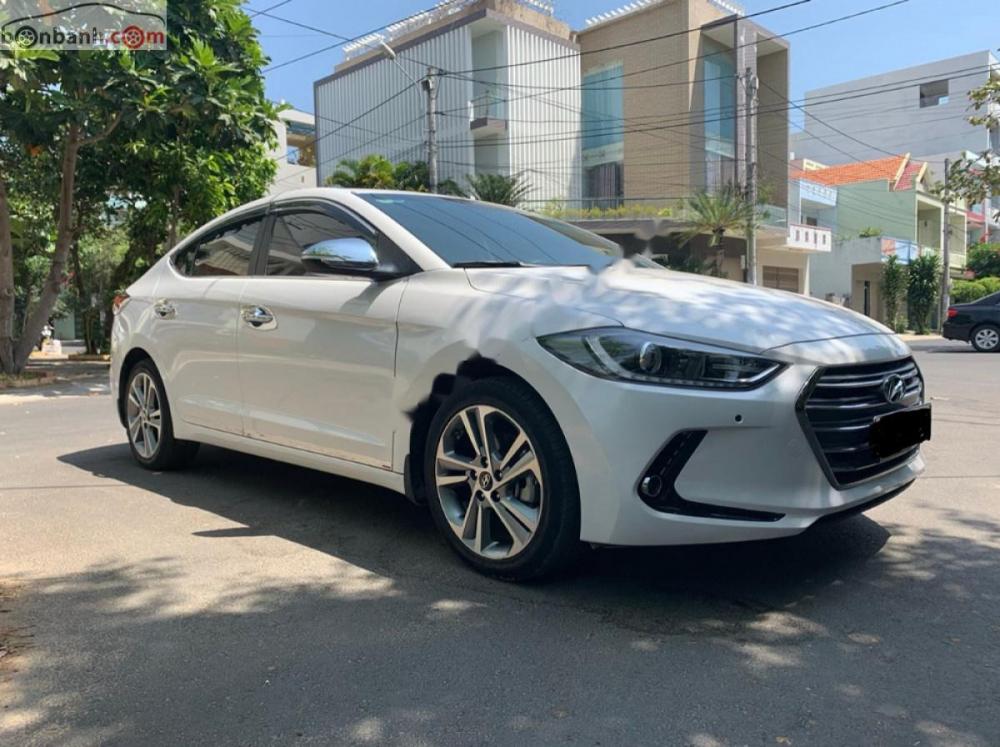 Hyundai Elantra 2.0AT 2018 - Cần bán lại xe Hyundai Elantra 2.0AT sản xuất 2018, màu trắng, 655 triệu