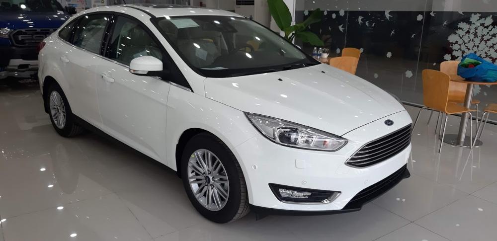 Ford Focus Titanium  2019 - Bán xe Ford Focus Titanium 4 cửa sản xuất 2019, màu trắng, 735tr, giao ngay