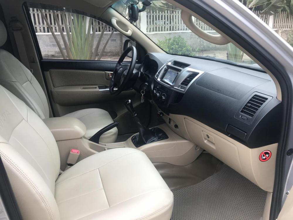 Toyota Hilux 2.5E 4x2 2014 - Bán xe Toyota Hilux 2.5E 4x2 2014, màu bạc, nhập khẩu