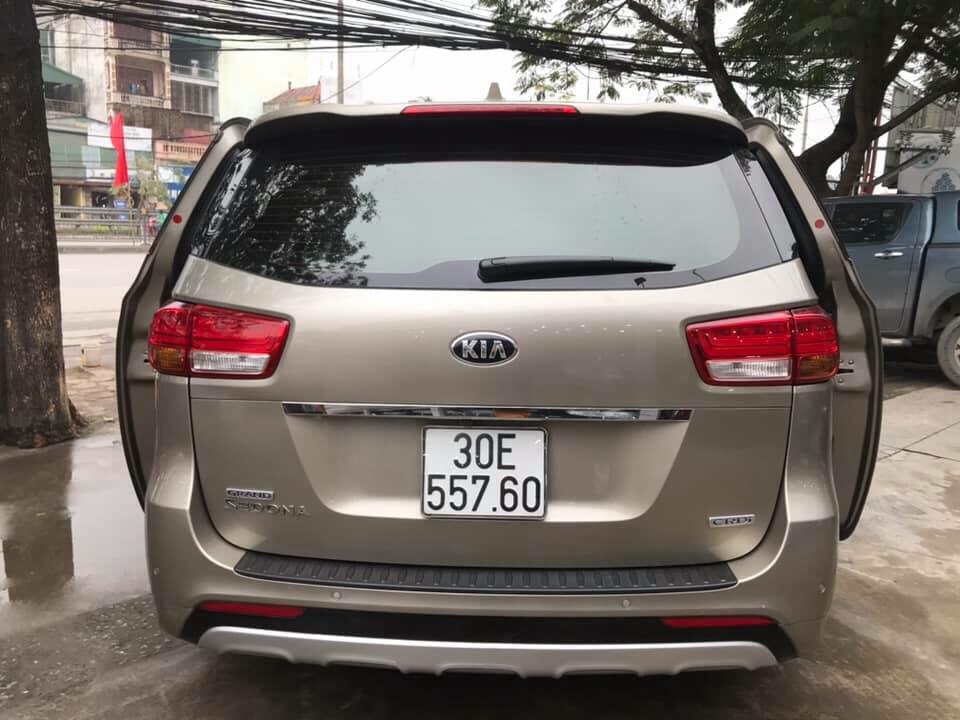 Kia Sedona 2.2 DATH 2016 - Cần bán xe Kia Sedona 2.2 DATH đời 2016, màu vàng, xe gia đình