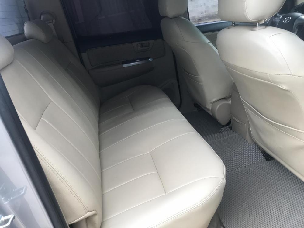 Toyota Hilux 2.5E 4x2 2014 - Bán xe Toyota Hilux 2.5E 4x2 2014, màu bạc, nhập khẩu