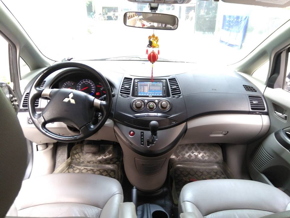 Mitsubishi Grandis 2.4AT 2007 - Cần bán Mitsubishi Grandis 2007 số tư động, màu xám 7 chỗ