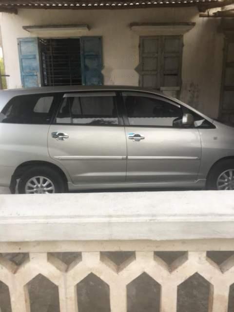 Toyota Innova MT 2013 - Cần bán gấp Toyota Innova MT năm 2013, màu bạc