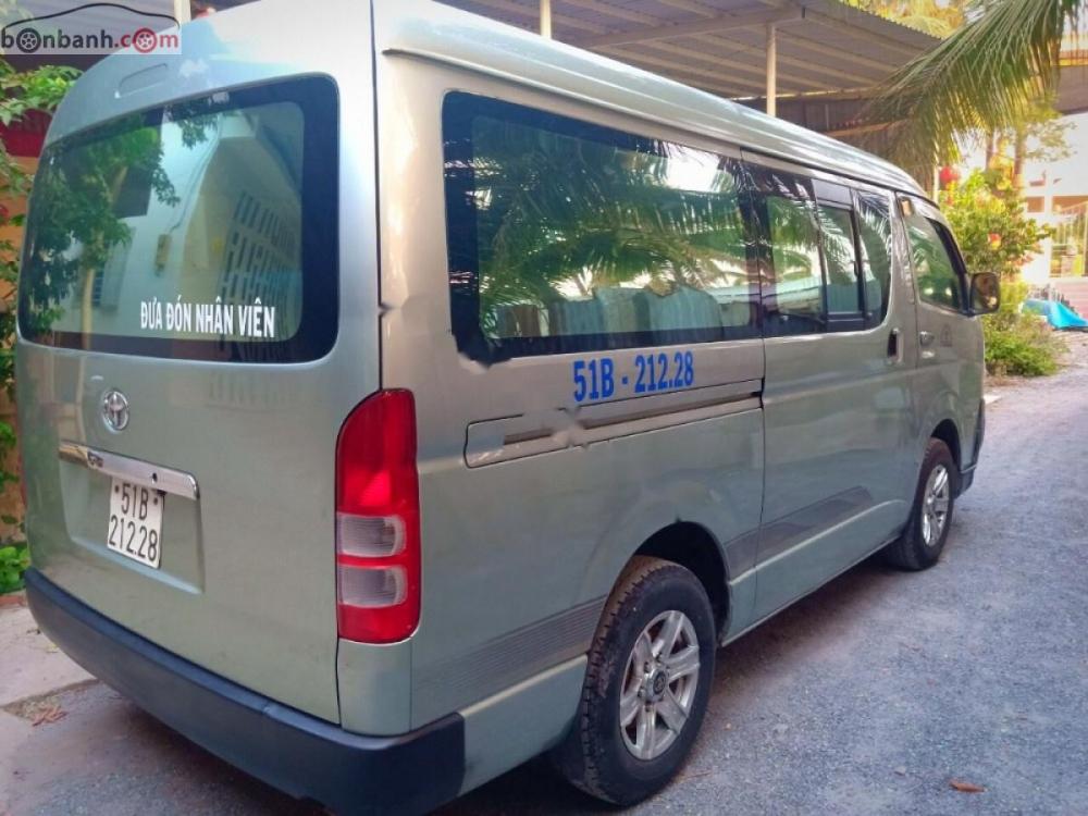 Toyota Hiace 2010 - Bán ô tô Toyota Hiace sản xuất 2010, màu bạc xe gia đình, giá chỉ 380 triệu