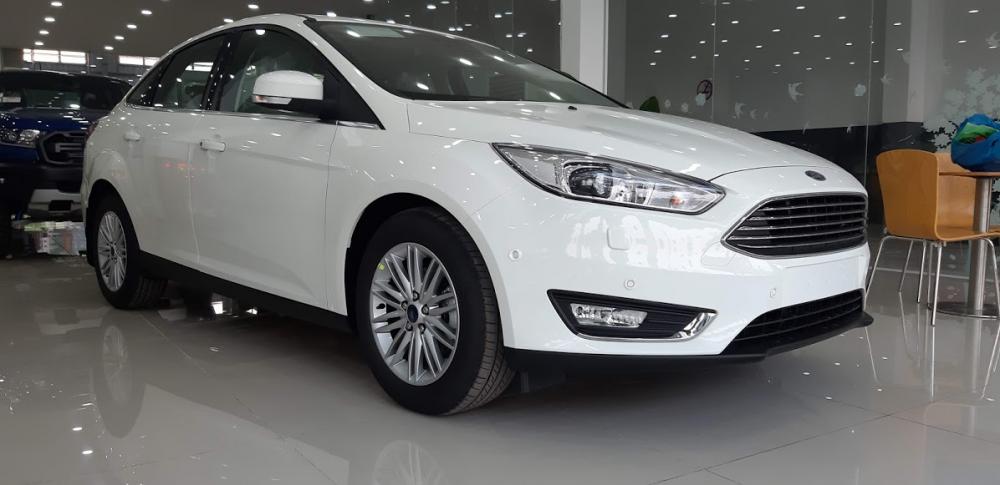 Ford Focus Titanium  2019 - Bán xe Ford Focus Titanium 4 cửa sản xuất 2019, màu trắng, 735tr, giao ngay