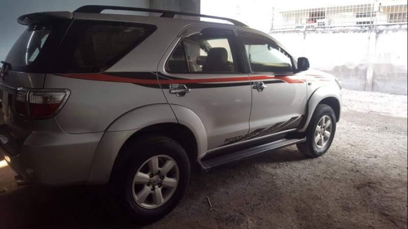 Toyota Fortuner 2009 - Bán Toyota Fortuner năm sản xuất 2009, màu bạc số sàn