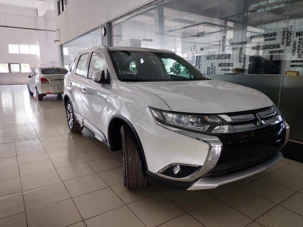 Mitsubishi Outlander 2.0 2019 - Bán xe Outlander 2.0 STD màu trắng, tại Quảng Trị, giá tốt, hỗ trợ trả góp 80%, liên hệ: 0911.821.457