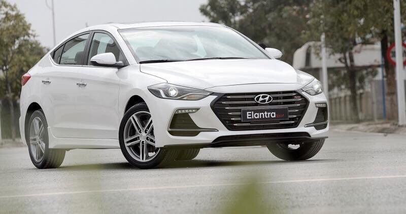 Hyundai Elantra 2.0 AT 2018 - Cần bán Hyundai Elantra 2.0 AT ĐB trắng, xe có sẵn giao trong ngày