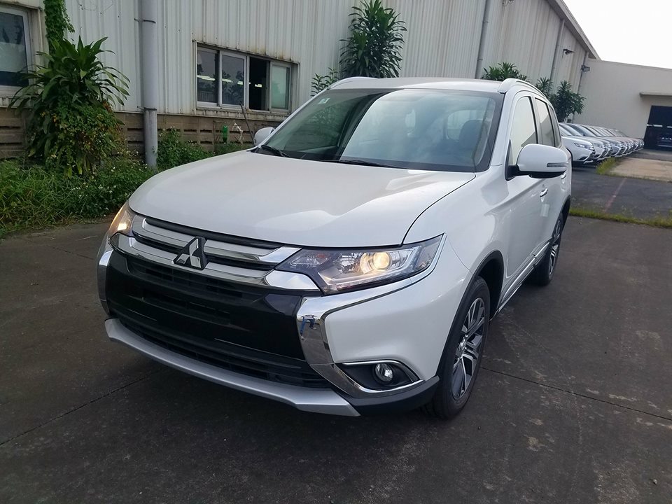 Mitsubishi Outlander 2.0 2019 - Bán xe Outlander 2.0 STD màu trắng, tại Quảng Trị, giá tốt, hỗ trợ trả góp 80%, liên hệ: 0911.821.457