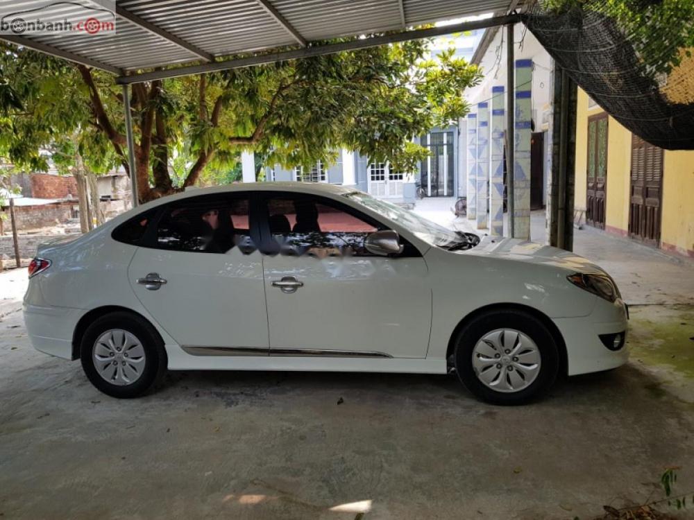 Hyundai Avante 1.6 MT 2014 - Bán Hyundai Avante 1.6 MT 2014, màu trắng, 395 triệu