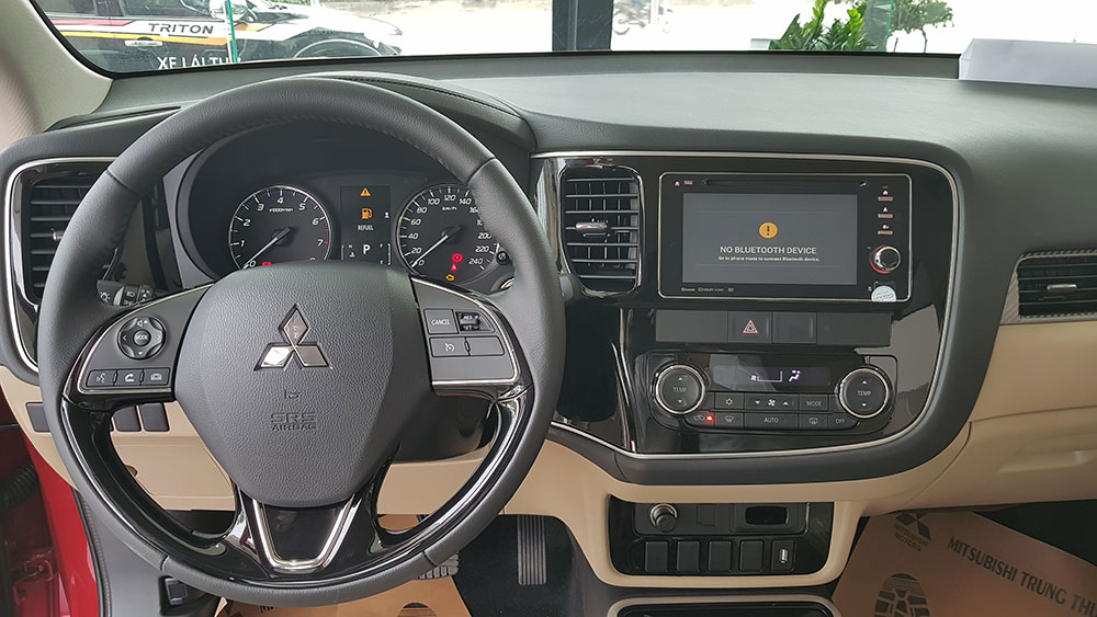 Mitsubishi Outlander 2.0 Premium 2019 - Bán xe Outlander 2.0 Premium, màu đen, tại Quảng Trị, hỗ trợ trả góp 80%, liên hệ: 0963.413.446