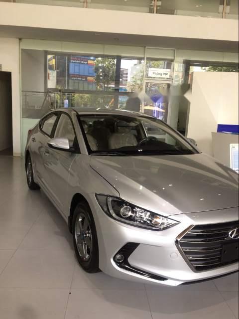 Hyundai Elantra   2018 - Bán Hyundai Elantra sản xuất năm 2018, màu bạc