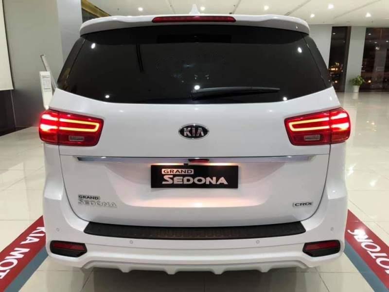 Kia Sedona 2018 - Cần bán Kia Sedona năm sản xuất 2018, màu trắng