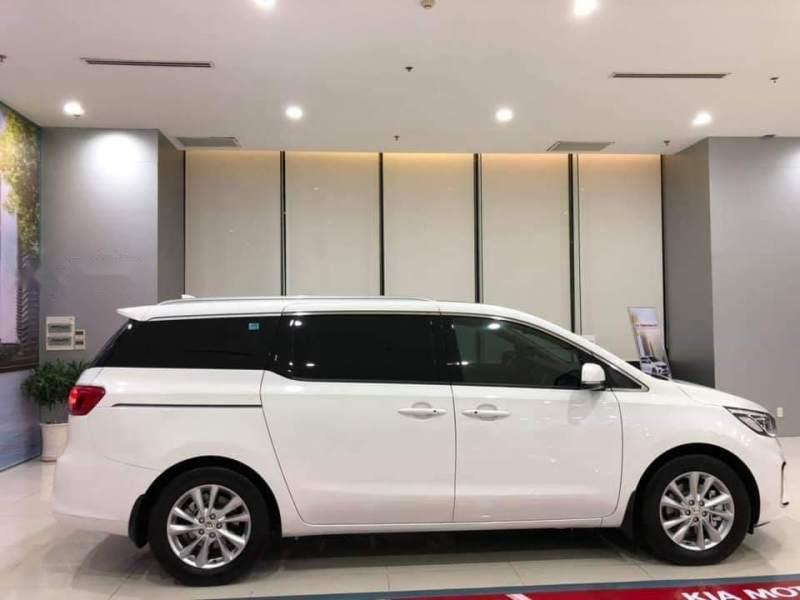 Kia Sedona 2018 - Cần bán Kia Sedona năm sản xuất 2018, màu trắng