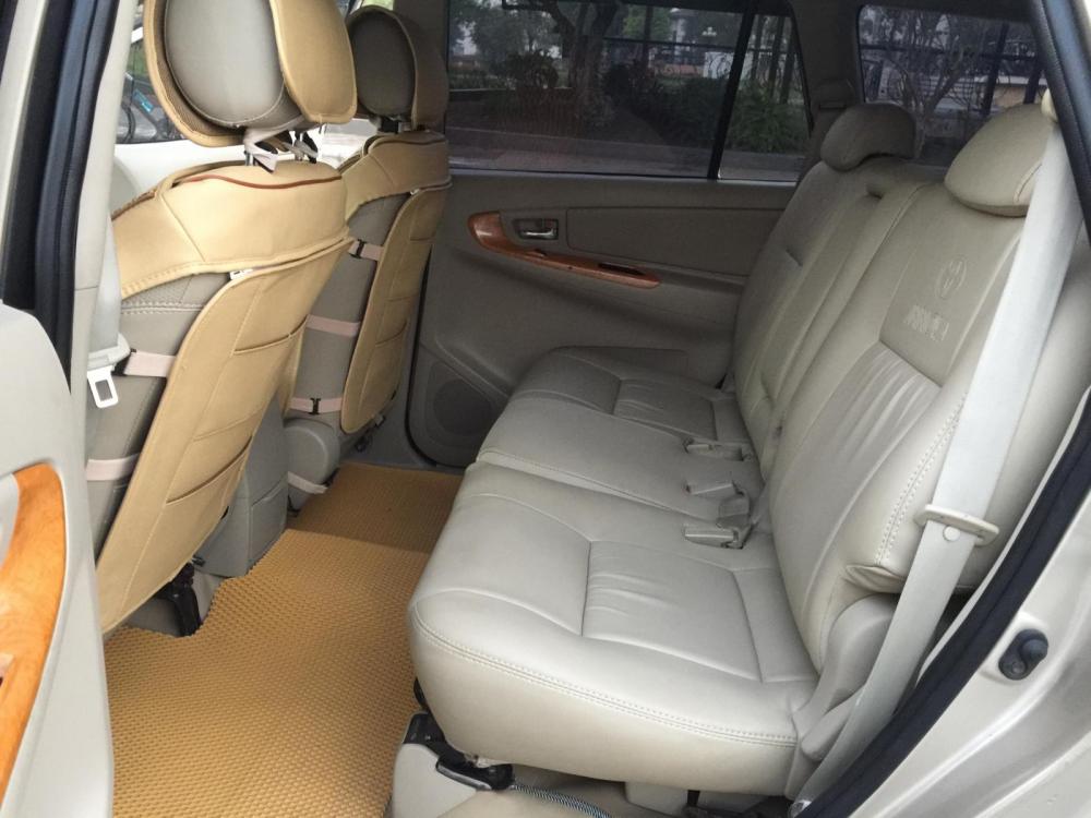 Toyota Innova 2.0G 2010 - Chính chủ gia đình tôi cần bán chiếc Toyota Innova 2.0G 2010 màu vàng cát, xố sàn, chính chủ gia đình LH 0986860295