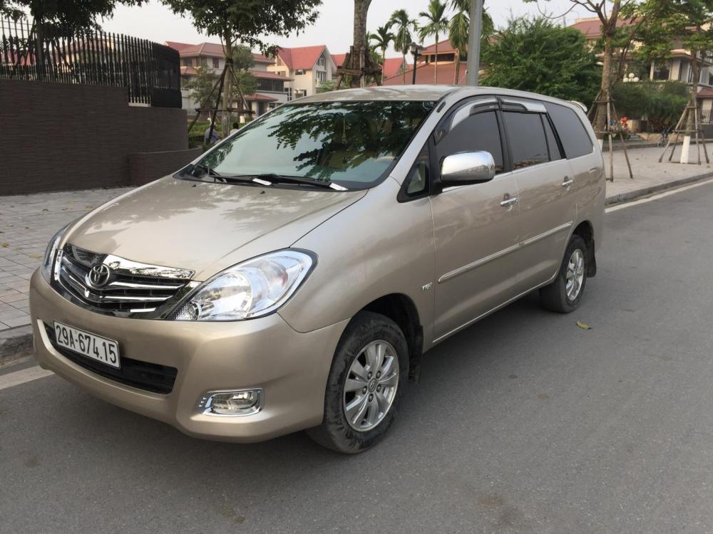 Toyota Innova 2.0G 2010 - Chính chủ gia đình tôi cần bán chiếc Toyota Innova 2.0G 2010 màu vàng cát, xố sàn, chính chủ gia đình LH 0986860295