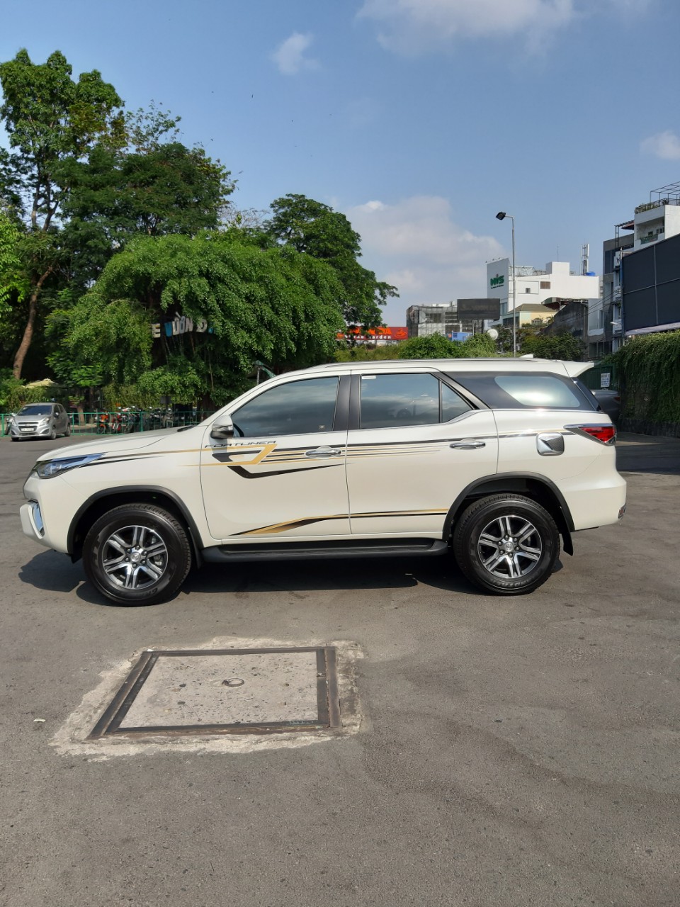 Toyota Fortuner 2.7 V AT 2018 - Bán Toyota Fortuner 2.7 model 2018, máy xăng, màu bạc, mới toanh như xe thùng, 1 tỷ 140 triệu