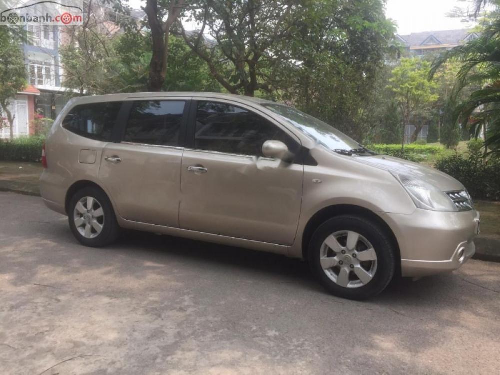 Nissan Livina MT 2011 - Gia đình cần bán chiếc xe Nissan Livina sx cuối 2011, màu ghi vàng, nội thất nguyên bản