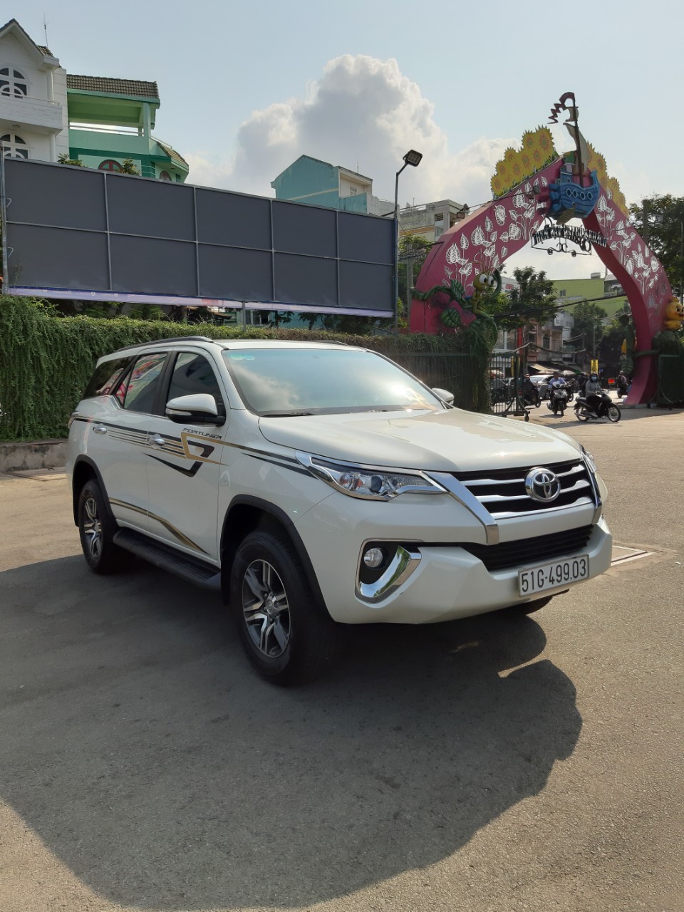 Toyota Fortuner 2.7 V AT 2018 - Bán Toyota Fortuner 2.7 model 2018, máy xăng, màu bạc, mới toanh như xe thùng, 1 tỷ 140 triệu