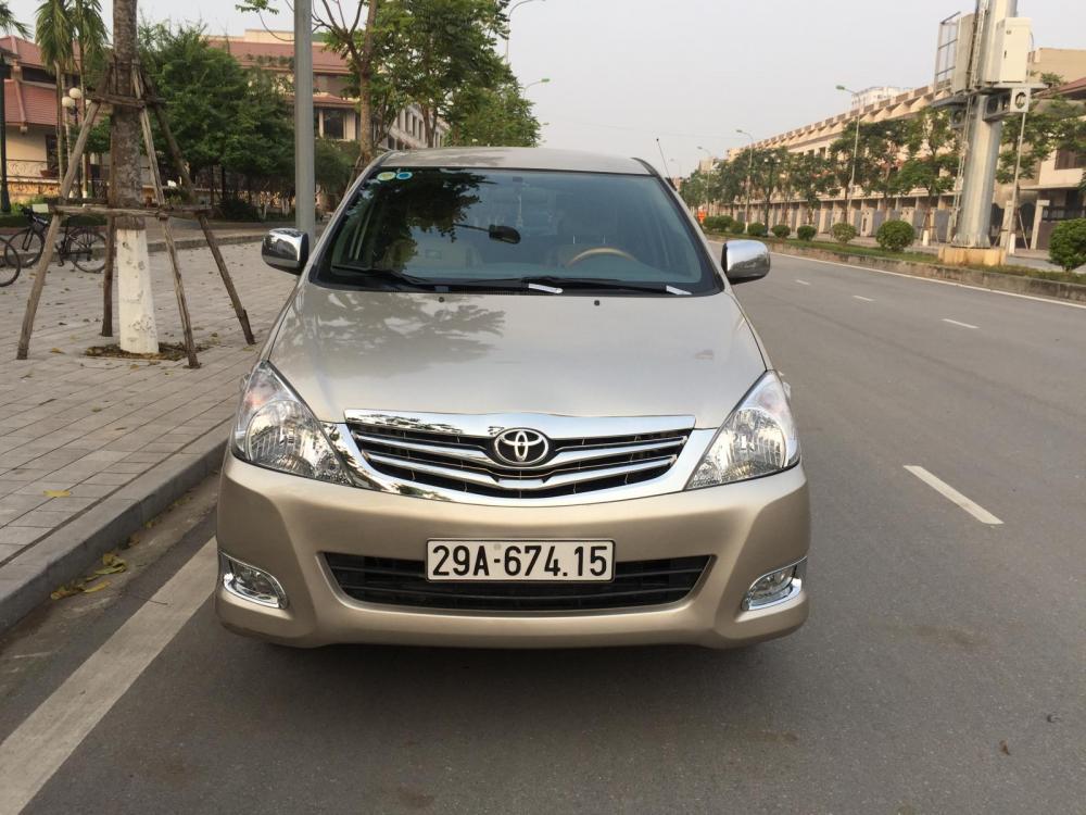 Toyota Innova 2.0G 2010 - Chính chủ gia đình tôi cần bán chiếc Toyota Innova 2.0G 2010 màu vàng cát, xố sàn, chính chủ gia đình LH 0986860295