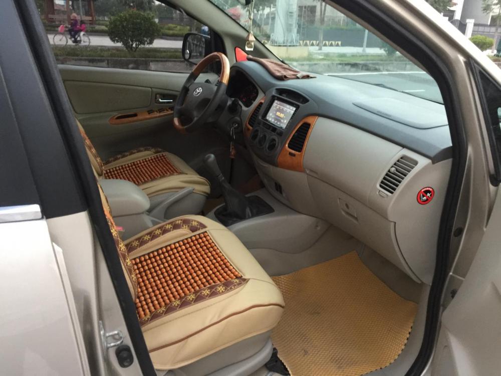 Toyota Innova 2.0G 2010 - Chính chủ gia đình tôi cần bán chiếc Toyota Innova 2.0G 2010 màu vàng cát, xố sàn, chính chủ gia đình LH 0986860295