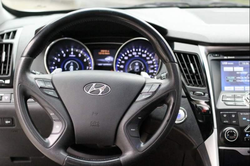 Hyundai Sonata  Y20 2011 - Bán ô tô Hyundai Sonata Y20 đời 2011, màu trắng, nhập khẩu như mới